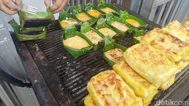 Proses pembuatan pempek lenggang panggang Proses pembuatan pempek lenggang panggang