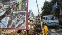 Banner itu juga dilengkapi dengan foto-foto kecelakaan baik pemotor hingga truk yang terguling.