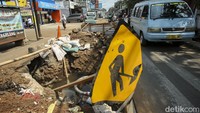 Diketahui akibat proyek tersebut kini hanya menyisakan satu lajur, jalan dengan perempatan yang padat membuat warga resah akan proyek yang tak kunjung rampung.