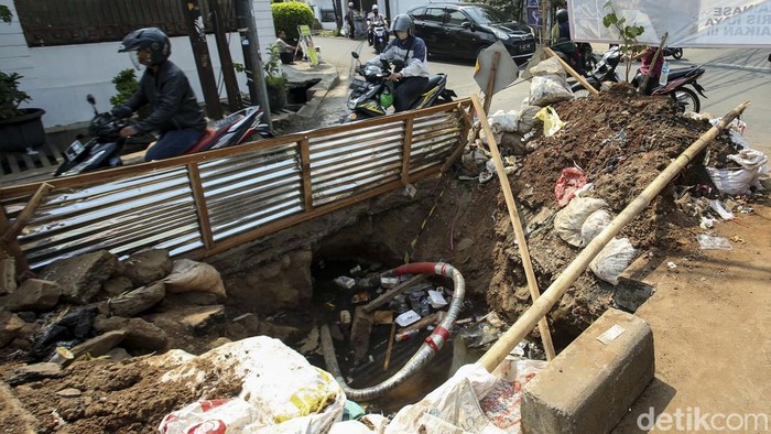 Protes Warga Tebet Imbas Proyek Drainase yang Tak Kunjung Rampung Protes Warga Tebet Imbas Proyek Drainase yang Tak Kunjung Rampung