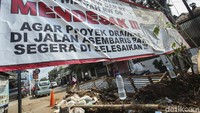 Ini penampakan spanduk keluhan warga soal proyek drainase yang tak kunjung rampung, Selasa (10/10/2023).