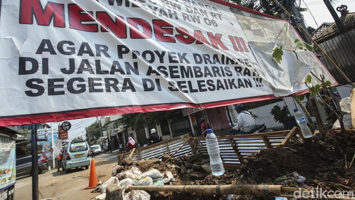 Protes Warga Tebet Imbas Proyek Drainase yang Tak Kunjung Rampung Protes Warga Tebet Imbas Proyek Drainase yang Tak Kunjung Rampung