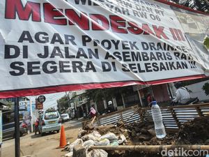 Protes Warga Tebet Imbas Proyek Drainase yang Tak Kunjung Rampung