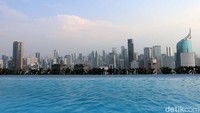 Namun ekonom menilai proyeksi pertumbuhan ekonomi Indonesia sebesar 5,2 persen untuk tahun 2024 masih over optimistic atau terlalu optimis. Hal itu karena, di tahun depan, mitra dagang terbesar di Indonesia yaitu China, yang juga merupakan salah satu negara sumber investasi terbesar di Indonesia, masih dibayangi ekspektasi pertumbuhan ekonomi dibawah 5 persen.  