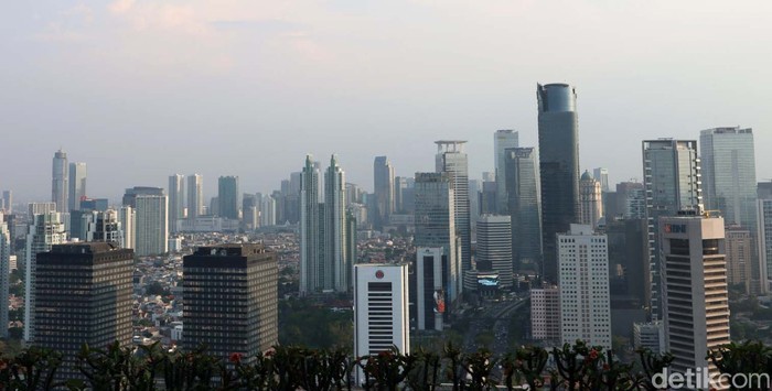 Presiden Joko Widodo (Jokowi) memperkirakan pertumbuhan ekonomi 2024 sebesar 5,2 persen. Namun ekonom menilai angka itu over optimistic.