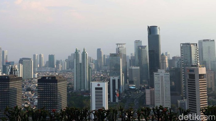 Presiden Joko Widodo (Jokowi) memperkirakan pertumbuhan ekonomi 2024 sebesar 5,2 persen. Namun ekonom menilai angka itu over optimistic.