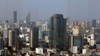 Tampak suasana sejumlah gedung perkantoran di kawasan Jakarta, Selasa (10/10/2023). Presiden Joko Widodo (Jokowi) memperkirakan pertumbuhan ekonomi tahun 2024 sebesar 5,2 persen. Namun ekonom menilai angka itu over optimistic.