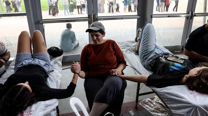 People donate blood as part of a blood-drive following a mass-rampage by armed Palestinian infiltrators into Israel, in Jerusalem October 9, 2023. REUTERS/Ronen Zvulun
