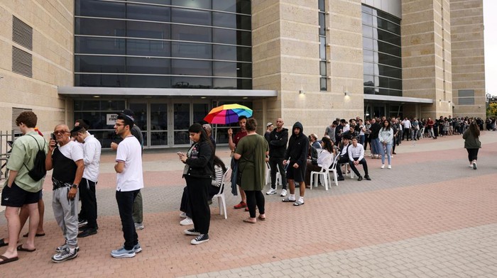 People donate blood as part of a blood-drive following a mass-rampage by armed Palestinian infiltrators into Israel, in Jerusalem October 9, 2023. REUTERS/Ronen Zvulun