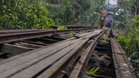 Pemerintah menunda rencana reaktivasi jalur kereta api Rangkasbitung-Labuan pada tahun ini dan akan dimulai kembali pada tahun 2025.  