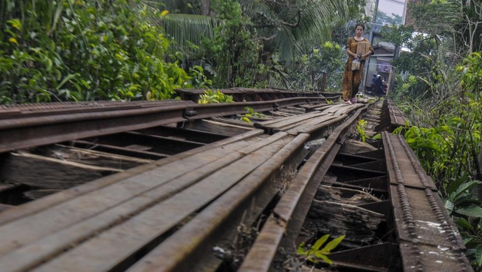 Warga berjalan di jembatan jalur kereta api Rangkasbitung-Labuan di Saketi, Pandeglang, Banten, Senin (9/10/2023). Pemerintah menunda rencana reaktivasi jalur kereta api Rangkasbitung-Labuan pada tahun ini dan akan dimulai kembali pada tahun 2025. ANTARA FOTO/Muhammad Bagus Khoirunas/aww.