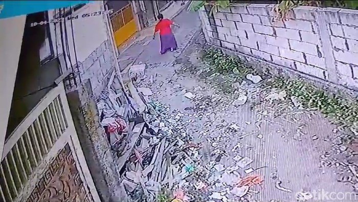 Rekaman CCTV saat Masriah bergoyang panggul seolah mengejek usai membuang sampah di jalan depan rumah Wiwik