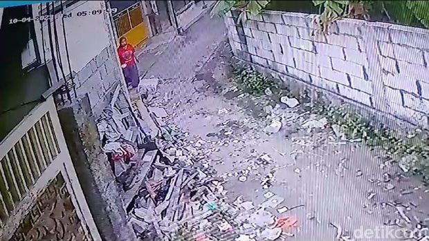 Rekaman CCTV saat Masriah bergoyang panggul seolah mengejek usai membuang sampah di jalan depan rumah Wiwik