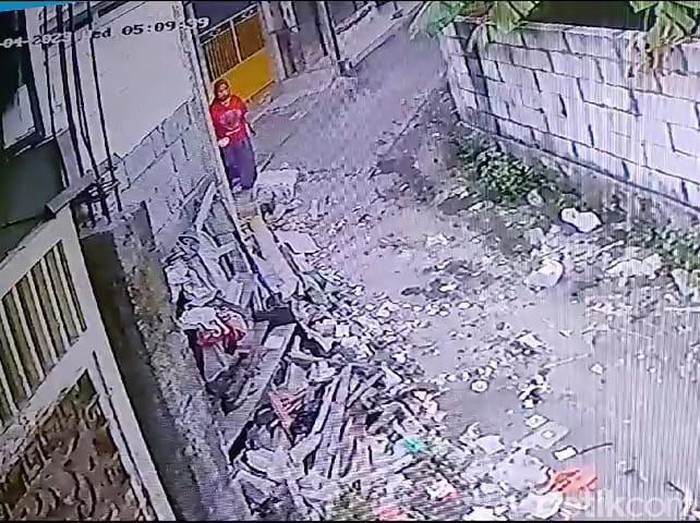 Rekaman CCTV saat Masriah bergoyang panggul seolah mengejek usai membuang sampah di jalan depan rumah Wiwik