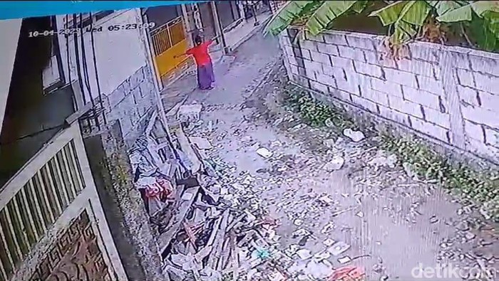 Rekaman CCTV saat Masriah bergoyang panggul seolah mengejek usai membuang sampah di jalan depan rumah Wiwik