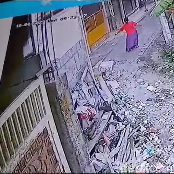 Rekaman CCTV saat Masriah bergoyang panggul seolah mengejek usai membuang sampah di jalan depan rumah Wiwik