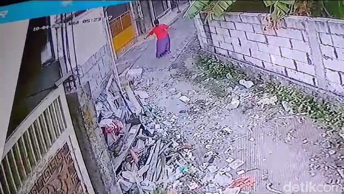 Rekaman CCTV saat Masriah bergoyang panggul seolah mengejek usai membuang sampah di jalan depan rumah Wiwik