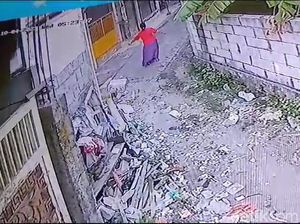 Masriah Berulah Lagi, Kini Buang Sampah Sambil Goyang Pinggul