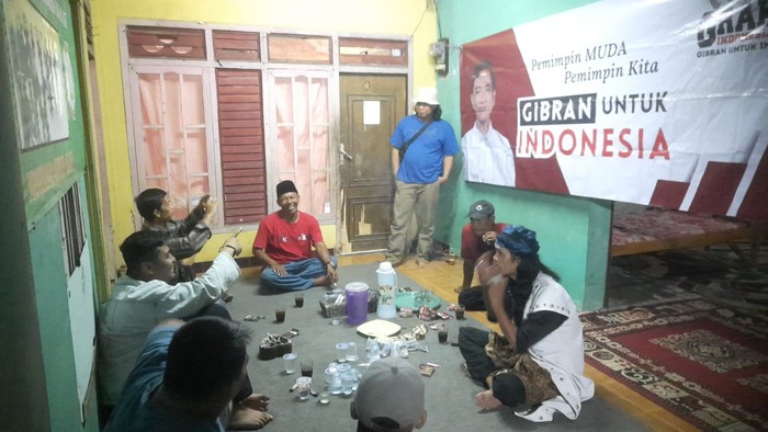 Grak Indonesia menyosialisasikan Gibran pemimpin muda ke para pesilat di Bogor.