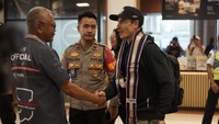 Rekan setim Mir, Marc Marquez juga tiba di waktu yang sama. Tampak Dirut MGPA, Priandhi Satria turut menyambut The Baby Alien (dok MGPA)