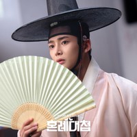 Rowoon memutuskan untuk hengkang dari grup KPop SF9 demi kariernya sebagai aktor. Setelah tampil sebagai pemain pendukung drama Korea School 2017, namanya melambung dan dikenal publik sebagai pemain Extraordinary You, She Would Never Know, dan The King’s Affection. Dia terpilih sebagai salah satu idol-aktor terbaik hasil voting fans. Foto: dok. KBS2