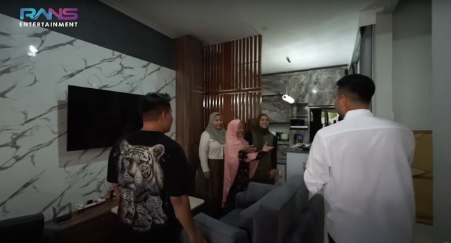 Rumah seharga Rp 2 M tersebut kini sudah ditempati oleh Merry bersama ibu dan dua keponakannya. Terdiri dari 2 lantai, rumah tersebut memiliki 3 kamar tidur. Foto: YouTube/Rans Entertainment