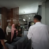 Rumah seharga Rp 2 M tersebut kini sudah ditempati oleh Merry bersama ibu dan dua keponakannya. Terdiri dari 2 lantai, rumah tersebut memiliki 3 kamar tidur. Foto: YouTube/Rans Entertainment