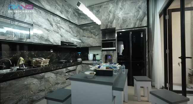 Potret dapur di rumah Merry. Dapur tersebut tampak didominasi oleh warna abu-aabu. Hampir sebagian besar sisinya juga tertutup dengan motif marmer. Foto: YouTube/Rans Entertainment