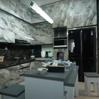 Potret dapur di rumah Merry. Dapur tersebut tampak didominasi oleh warna abu-aabu. Hampir sebagian besar sisinya juga tertutup dengan motif marmer. Foto: YouTube/Rans Entertainment