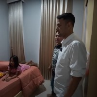 Di lantai 1 terdapat 1 kamar yang digunakan oleh ibunda Merry. Merry sendiri mengaku sudah tinnggal di rumah tersebut bersama keluarganya kurang lebih selama 3 bulan. Foto: YouTube/Rans Entertainment