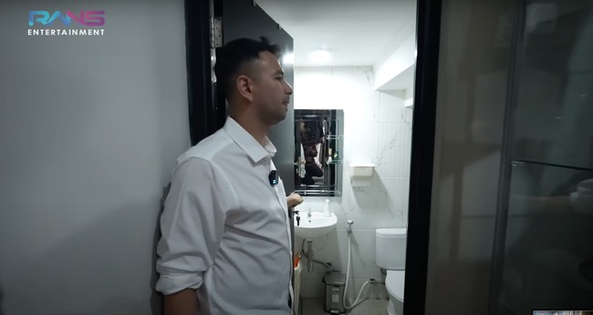 Didominasi warna putih, kamar mandi di lantai 1 rumah yang terletak di bawah tangga tampak rapi dan juga bersih walau taak terlalu besar. Foto: YouTube/Rans Entertainment