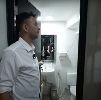 Didominasi warna putih, kamar mandi di lantai 1 rumah yang terletak di bawah tangga tampak rapi dan juga bersih walau taak terlalu besar. Foto: YouTube/Rans Entertainment
