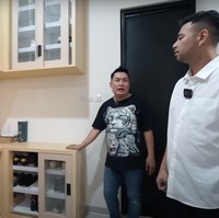 Di lantai 2 rumah, Merry sudah menyiapkan tempat khusus untuk meletakkan koleksi sepatunya. Lemari sepatunya itu tampak cukup besar dan muat diisi oleh banyak sepatu. Foto: YouTube/Rans Entertainment