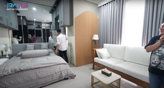 Bak kamar hotel, begini penampakan kamar Merry di lantai 2 rumah. Di pintu masuk kamarnya juga sudah menggunakan smart lock, sehingga tidak semua orang bisa dengan mudah keluar-masuk ke kamarnya. Foto: YouTube/Rans Entertainment