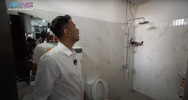 Kamar tidur Merry itu juga sudah dilengkapi dengan kamar mandi dalam yangg didominasi warna putih. Fasilitas di kamar mandi pribadinya pun cukup lengkap, ada wastafel, closet duduk, shower, serta water heater. Foto: YouTube/Rans Entertainment