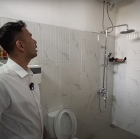 Kamar tidur Merry itu juga sudah dilengkapi dengan kamar mandi dalam yangg didominasi warna putih. Fasilitas di kamar mandi pribadinya pun cukup lengkap, ada wastafel, closet duduk, shower, serta water heater. Foto: YouTube/Rans Entertainment