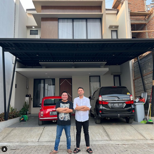 Rumah pemberian Raffi Ahmad untuk asistennya, Merry, kini sudah rampung. Beberapa waktu lalu Raffi sendiri tampak berkunjung dan melihat keadaan rumah Merry tersebut. Foto: Instagram/@raffinagita1717