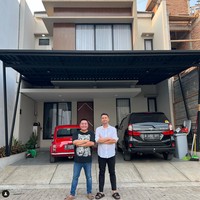 Rumah pemberian Raffi Ahmad untuk asistennya, Merry, kini sudah rampung. Beberapa waktu lalu Raffi sendiri tampak berkunjung dan melihat keadaan rumah Merry tersebut. Foto: Instagram/@raffinagita1717