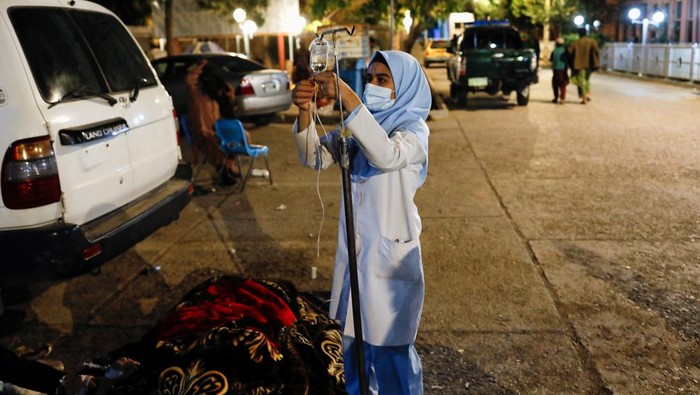 An Afghan nurse prepares serum drops for a victim of an earthquake in a hospital in Herat, Afghanistan October 8, 2023. REUTERS/Ali Khara