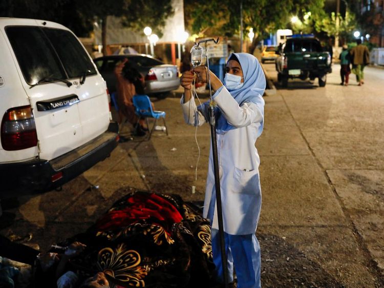 Rumah Sakit Penuh, Korban Gempa Afghanistan Dirawat di Halaman