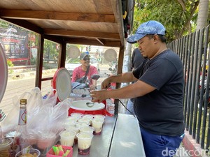 Cuan Pedagang Es di Tengah Teriknya Matahari Surabaya