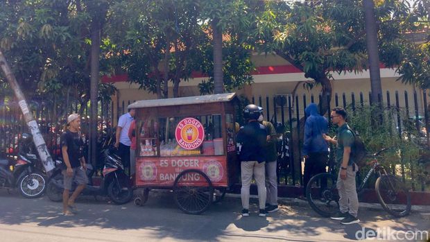 Salah satu pedagang Es Doger di Surabaya yang meraih cuan di tengah cuaca terik Kota Surabaya.