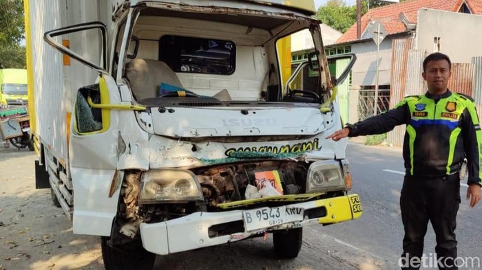 Salah satu truk yang terlibat tabrakan beruntun di Mlese, Klaten, Selasa (10/10/2023).