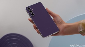 Galaxy S23 FE warna purple. Foto: Adi Fida Rahman/detikINET
