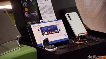 Dengan menambah Rp 1.000.000, kamu bisa upgrade ke bundling package Health & Wellness Edition yang dilengkapi Galaxy Buds FE terbaru dan Running Belt untuk berolahraga. Atau, kamu bisa memilih Gaming Edition yang berisi Gaming Controller dan Finger Sleeve untuk main game semakin mantap setiap waktu. Seluruh paket ini dilengkapi perlindungan Samsung Care+ hingga 6 bulan. Untuk yang pre-register pada tanggal 10-12 Oktober, kamu akan langsung mendapatkan Samsung Care+ selama 1 tahun. Foto: Adi Fida Rahman/detikINET