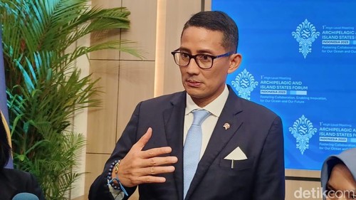 Sandiaga Uno memberi keterangan pers di sela-sela KTT AIS Forum 2023 di Nusa Dua, Bali.