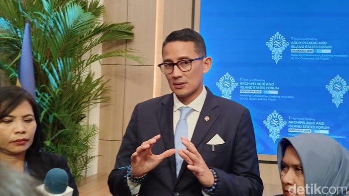 Sandiaga Uno memberi keterangan pers di sela-sela KTT AIS Forum 2023 di Nusa Dua, Bali.