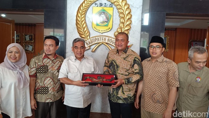 Sekjen Gerindra Ahmad Muzani menemui para kadernya di Kabupaten Bogor, Jawa Barat (Rizky Adha/detikcom)