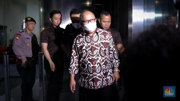 Sekretaris Jenderal (Sekjen) Kementerian Pertanian (Kementan) Kasdi Subagyono berjalan keluar usai menjalani pemeriksaan di Gedung Merah Putih KPK, Jakarta, Selasa (10/10/2023). (CNBC Indonesia/Faisal Rahman)