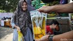 Semringah Emak-emak Beli Beras Murah Bulog di Bekasi
